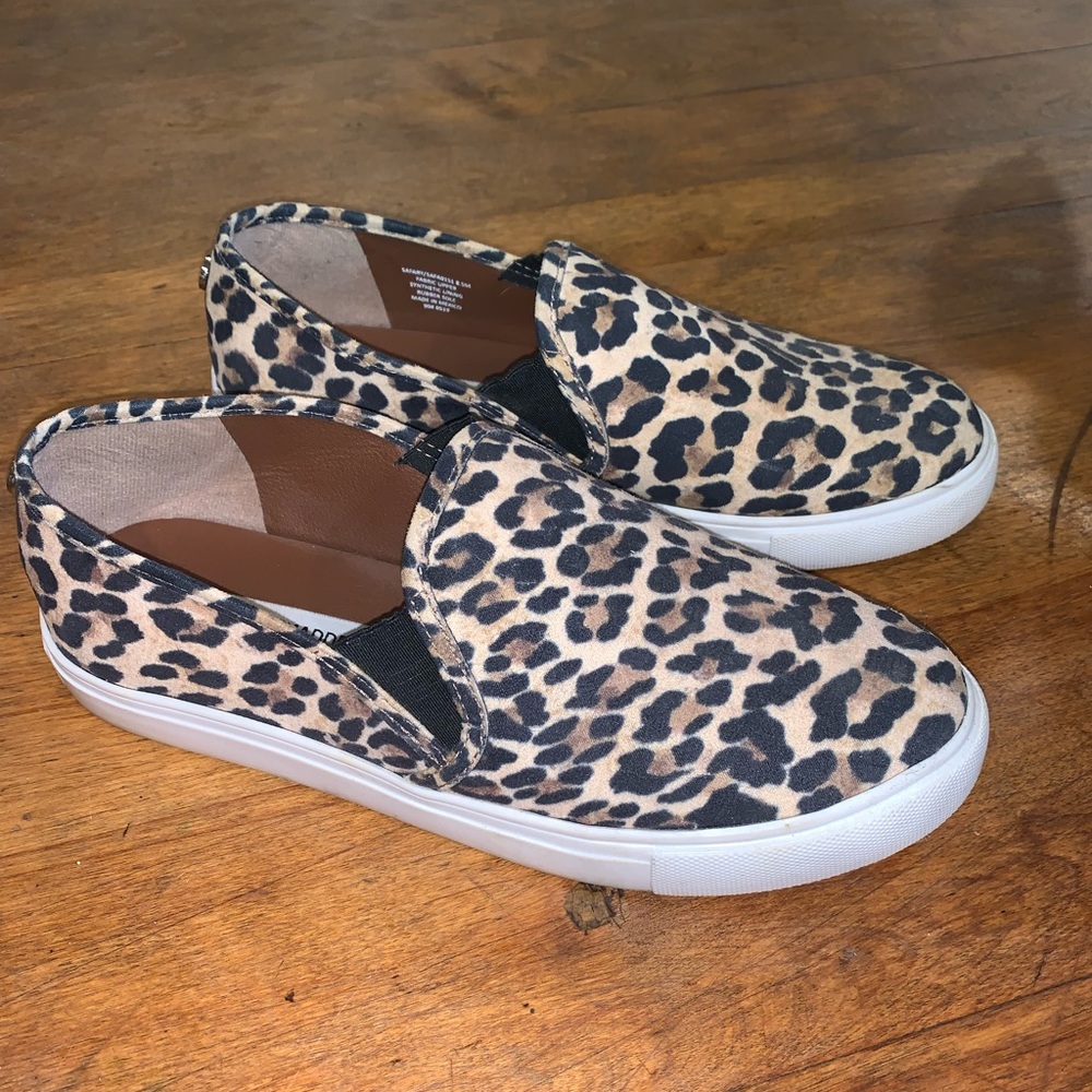 Steve Madden womens size 8.5 leopard/cheetah slip on canvas flats/sneakers